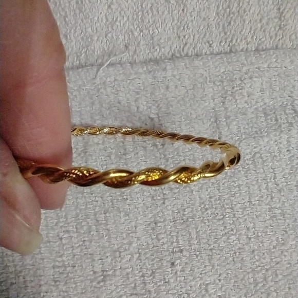 Goldtone twisted wire bangle - Picture 1 of 2